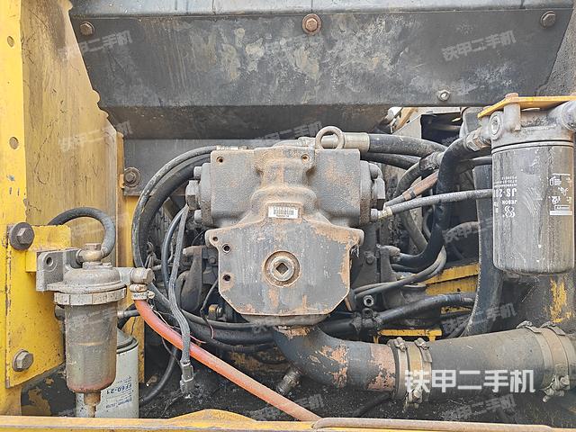 液压泵舱室正面整体（整机外观）