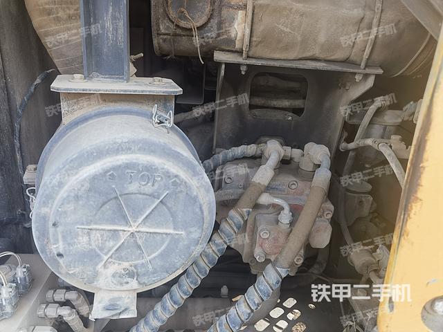 液压泵舱室正面整体（整机外观）