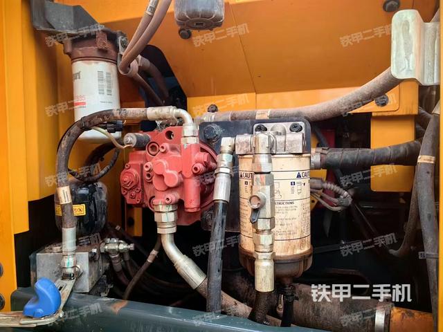 液压泵舱室正面整体（整机外观）