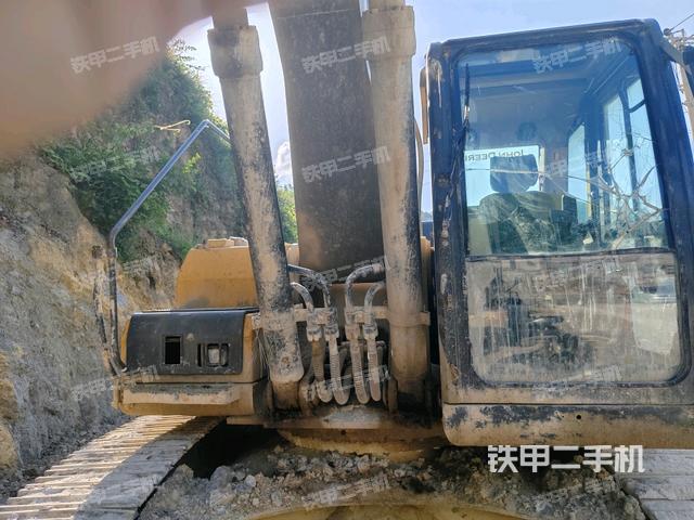 大臂油缸整体 竖拍（工作和回转装置）