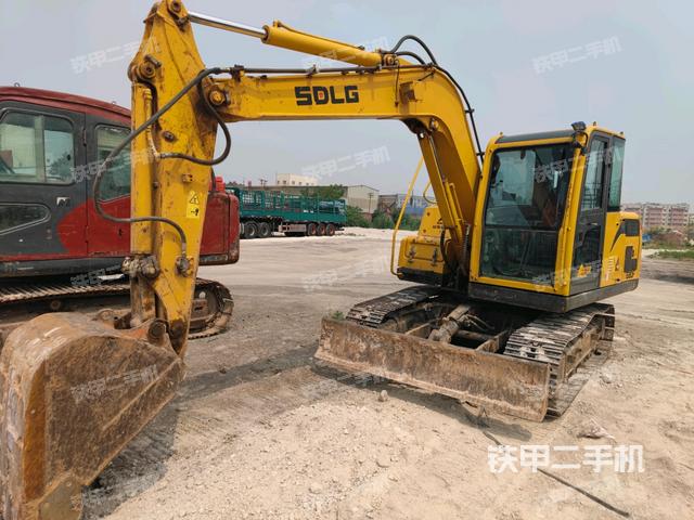 山東臨工E680F挖掘機(jī)