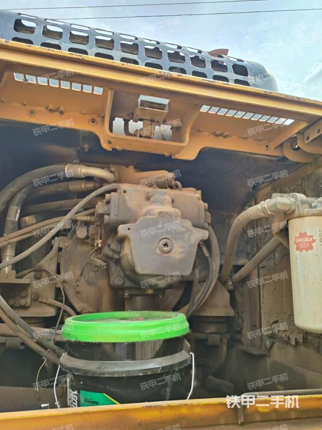 液压泵舱室正面整体（整机外观）