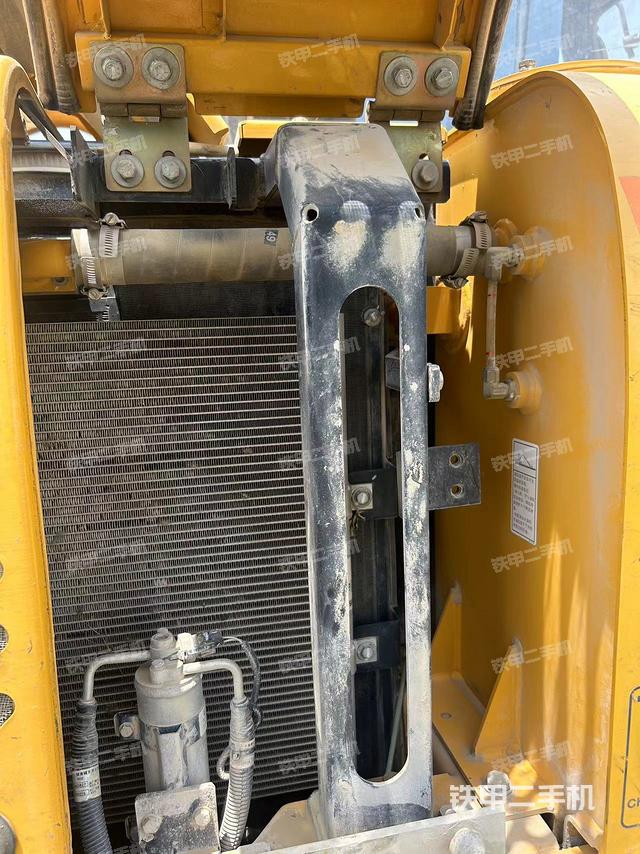 回转马达和主控阀（整机外观）