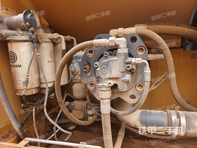 液压泵舱室正面整体（整机外观）