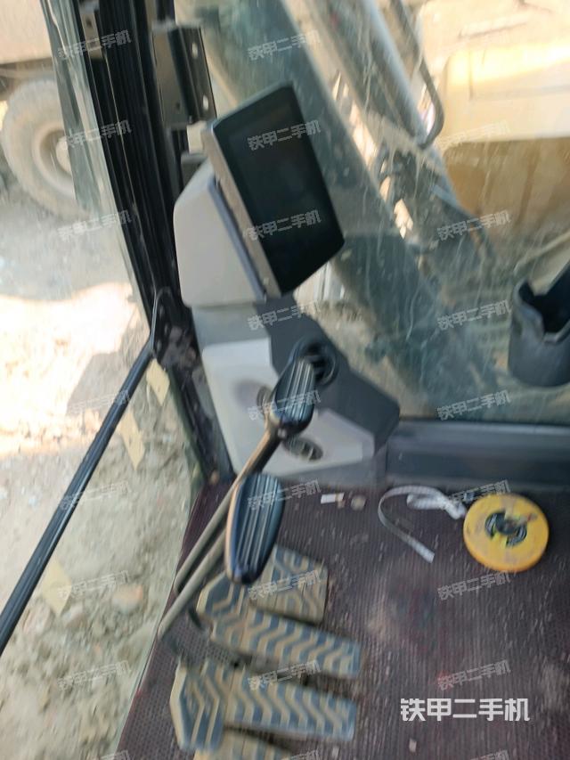 行走控制手柄和踏板 俯拍（驾驶室部分）