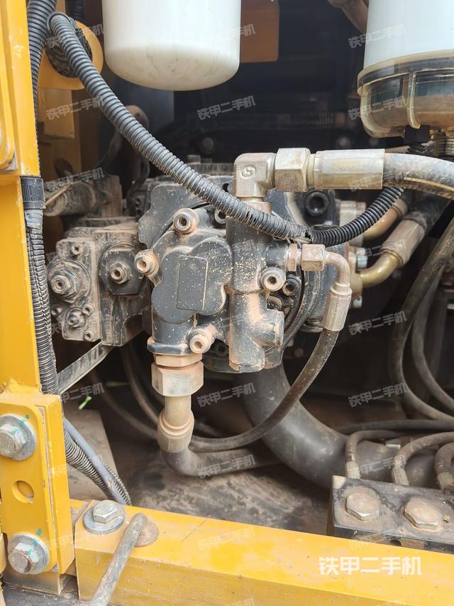 液压泵舱室正面整体（整机外观）