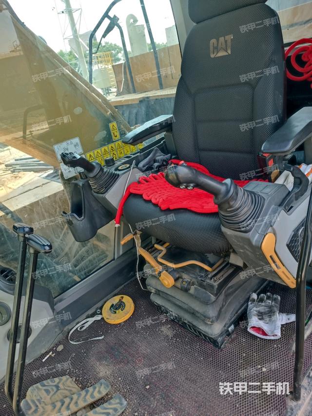 座椅右侧控制台/钥匙门/油门/含右手柄（驾驶室部分）