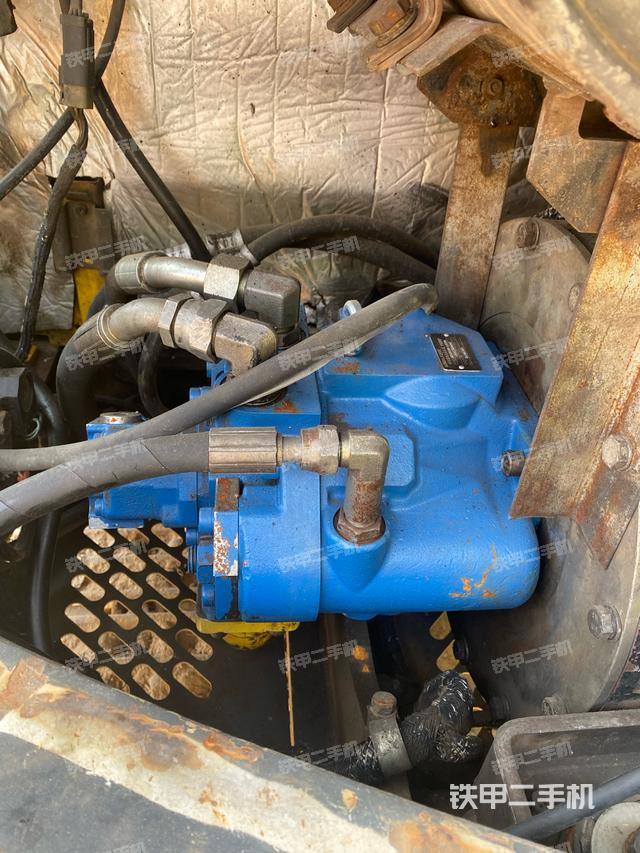 液压泵舱室正面整体（整机外观）