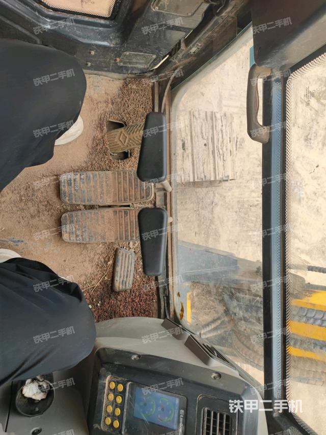 行走控制手柄和踏板?俯拍(駕駛室部分) 行走控制手柄和踏板?俯拍(駕駛室部分)
