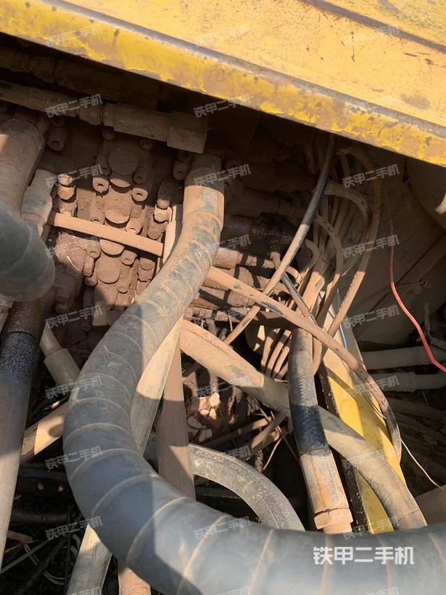 回转马达和主控阀（整机外观）