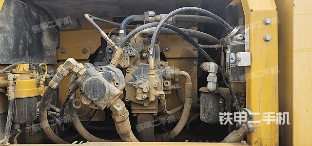 液压泵舱室正面整体（整机外观）