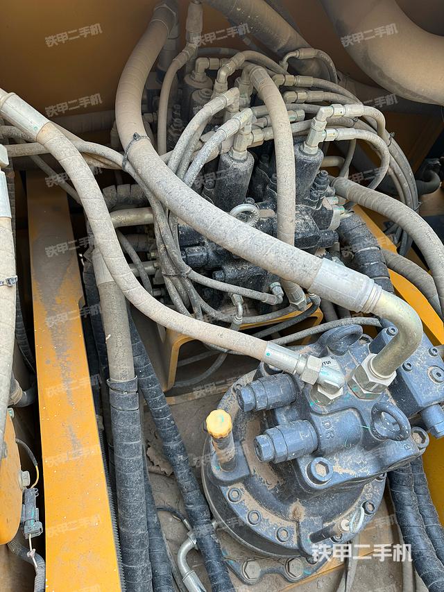 回转马达和主控阀（整机外观）