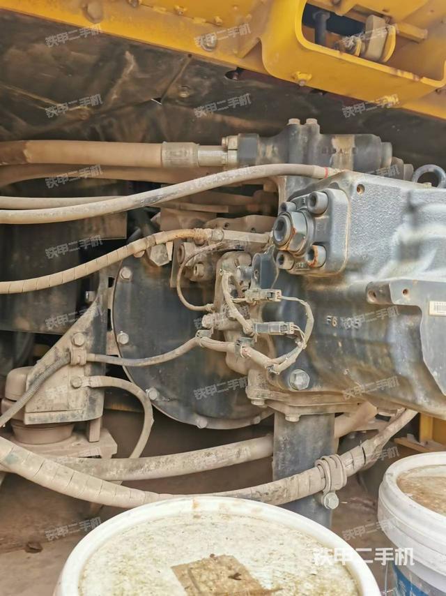 液压泵舱室正面整体（整机外观）