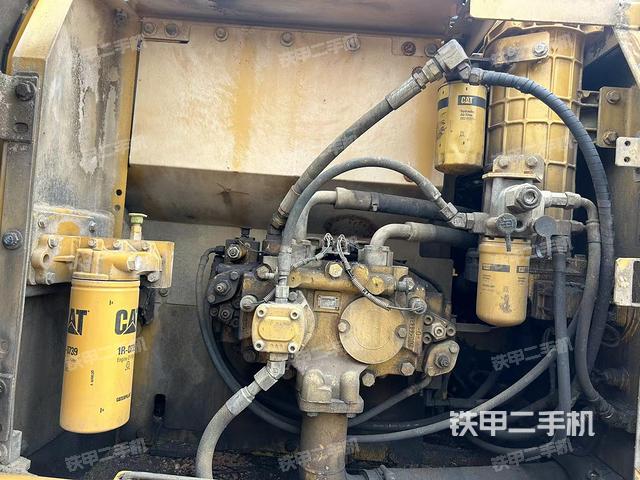 液压泵舱室正面整体（整机外观）