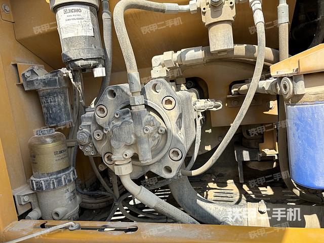 液压泵舱室正面整体（整机外观）