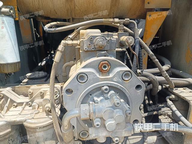 液压泵舱室正面整体（整机外观）