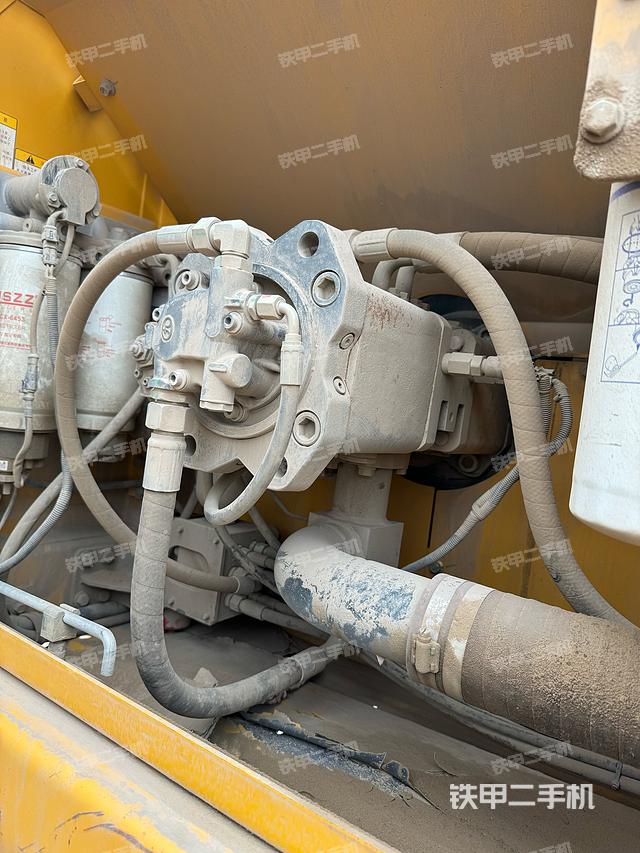 液压泵舱室正面整体（整机外观）