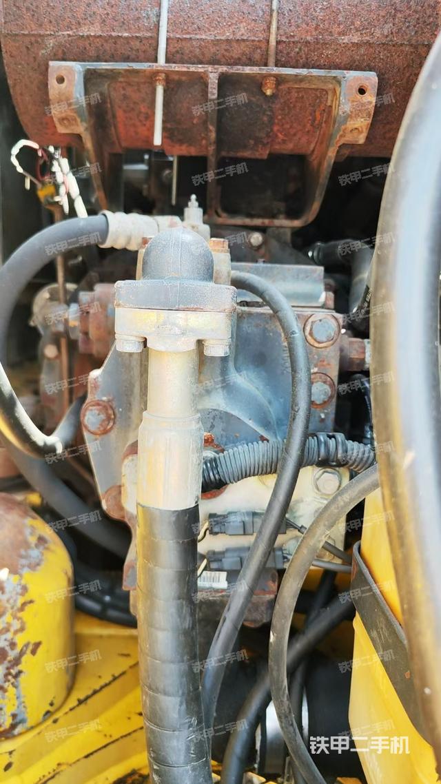 液压泵舱室正面整体（整机外观）