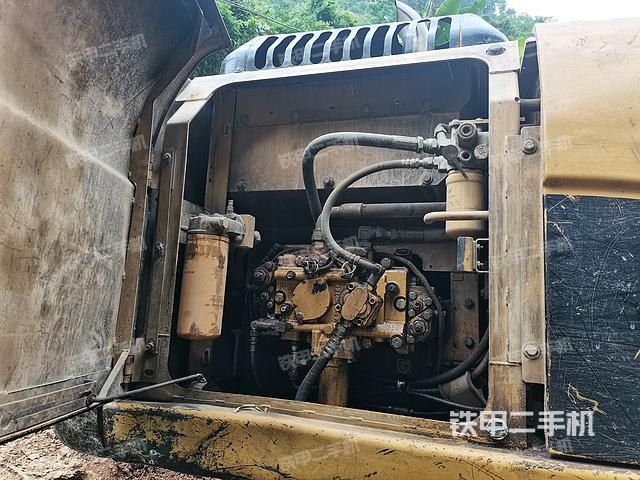 液压泵舱室正面整体（整机外观）