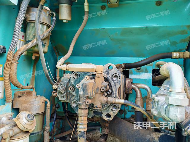 液压泵舱室正面整体（整机外观）