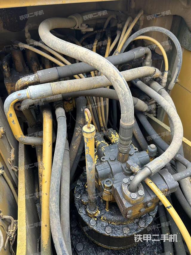 回转马达和主控阀（整机外观）