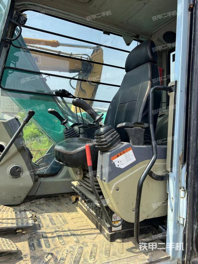 回转马达和主控阀（整机外观）