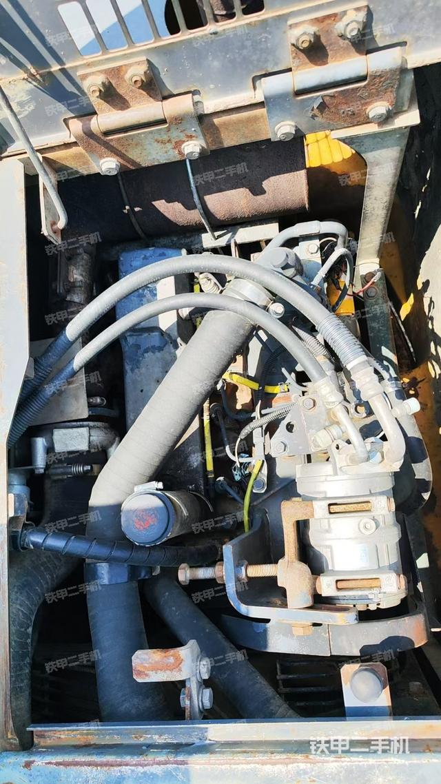 回转马达和主控阀（整机外观）