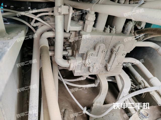 回转马达和主控阀（整机外观）