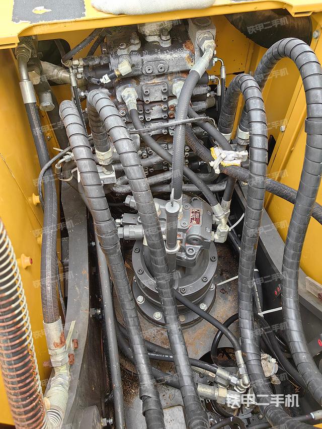 回转马达和主控阀（整机外观）