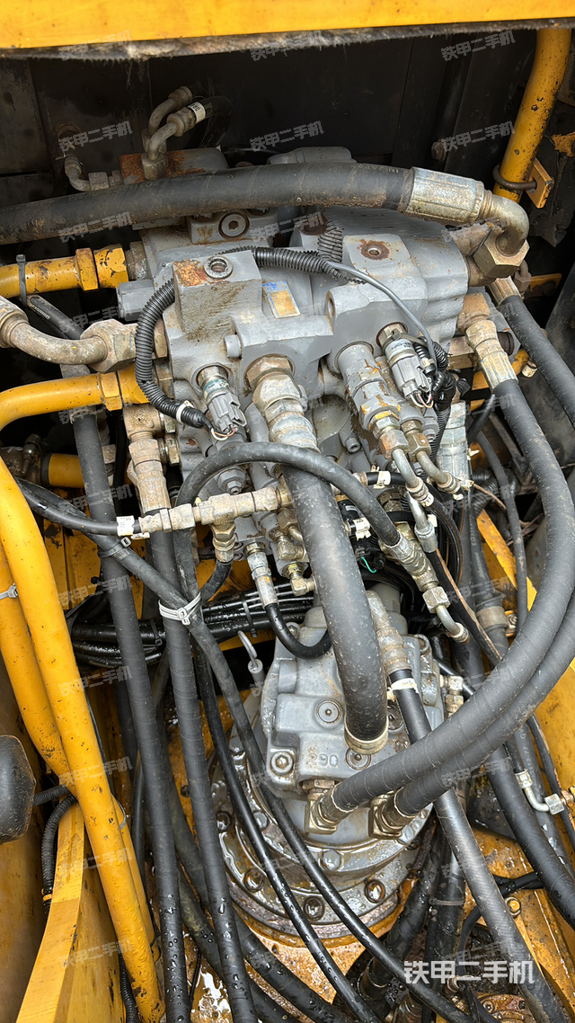 回转马达和主控阀（整机外观）