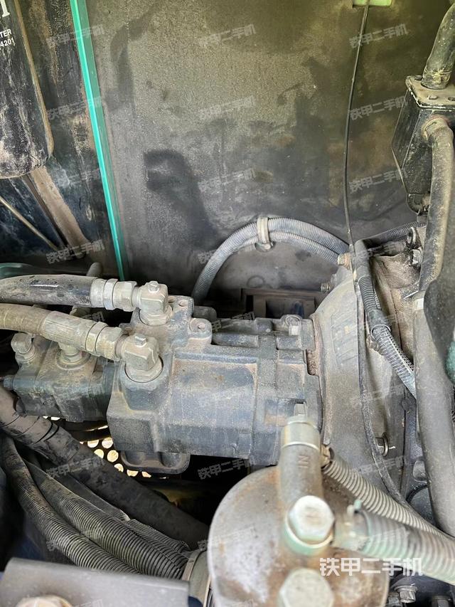 液压泵舱室正面整体（整机外观）