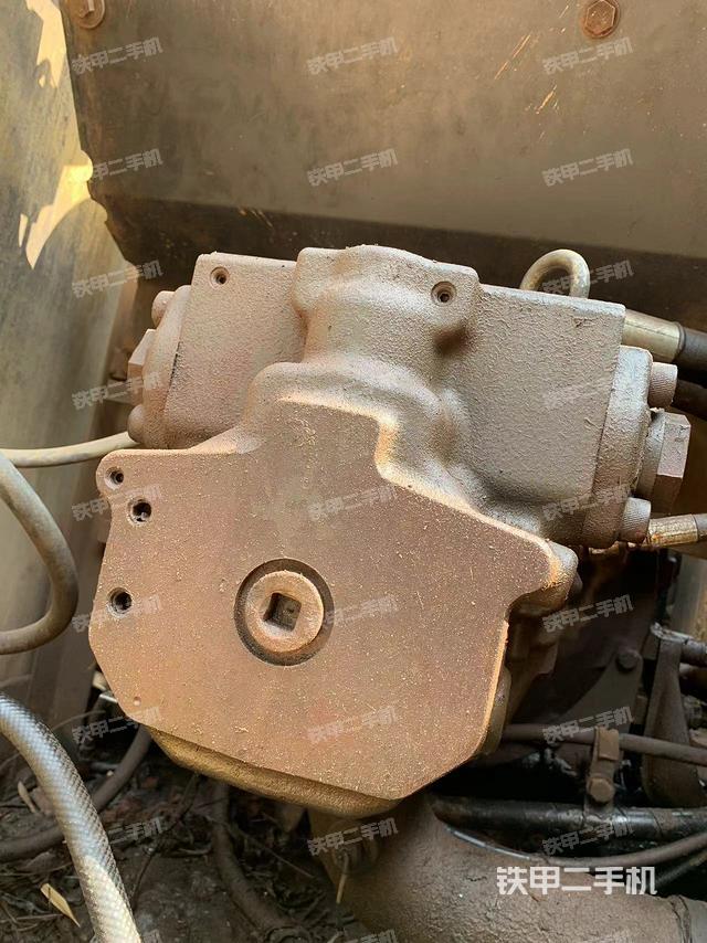 液压泵舱室正面整体（整机外观）