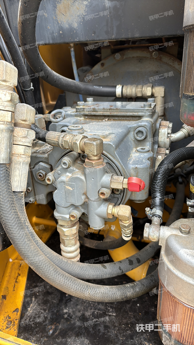 液压泵舱室正面整体（整机外观）