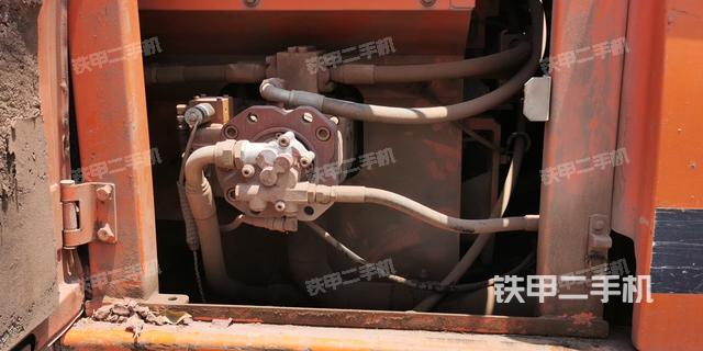 液压泵舱室正面整体（整机外观）