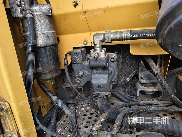 液压泵舱室正面整体（整机外观）