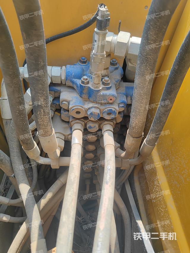 回转马达和主控阀（整机外观）