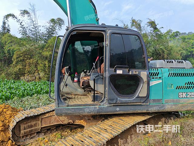 驾驶室顶部（整机外观）