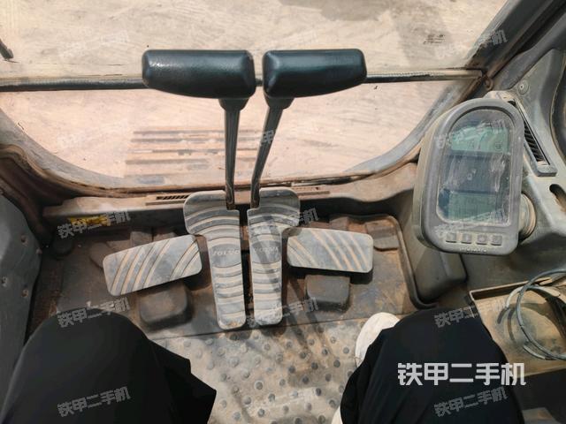 行走控制手柄和踏板?俯拍（駕駛室部分）