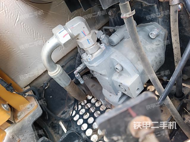 液压泵舱室正面整体（整机外观）