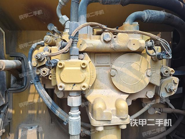 液压泵舱室正面整体（整机外观）