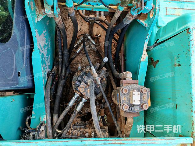 回转马达和主控阀（整机外观）