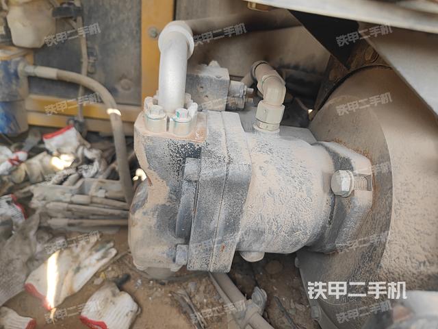 液压泵舱室正面整体（整机外观）