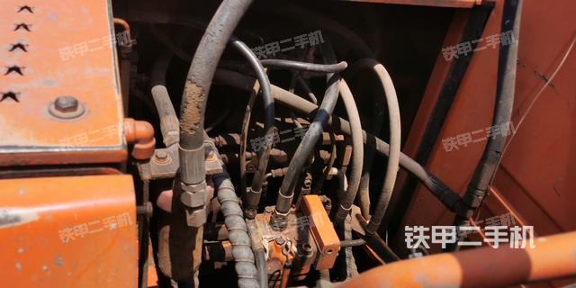 回转马达和主控阀（整机外观）