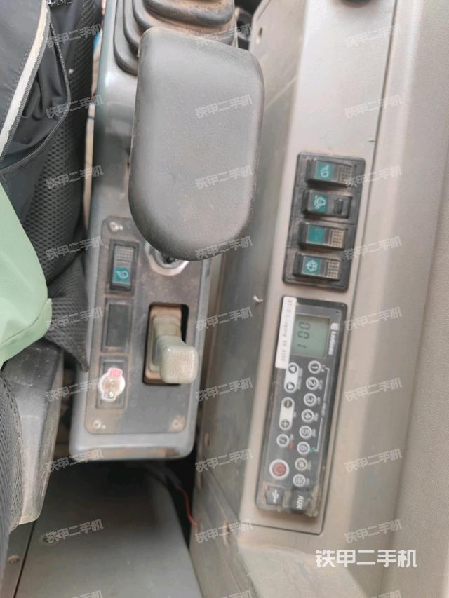 座椅右側(cè)控制臺(tái)/鑰匙門/油門/含右手柄(駕駛室部分) 座椅右側(cè)控制臺(tái)/鑰匙門/油門/含右手柄(駕駛室部分)