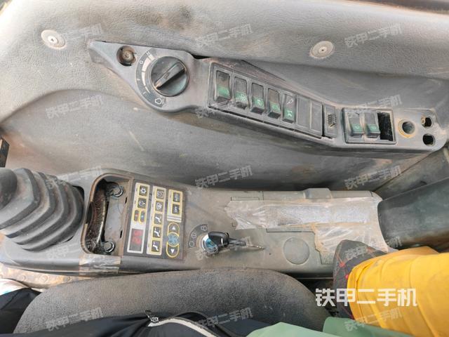 座椅右側(cè)控制臺/鑰匙門/油門/含右手柄（駕駛室部分）