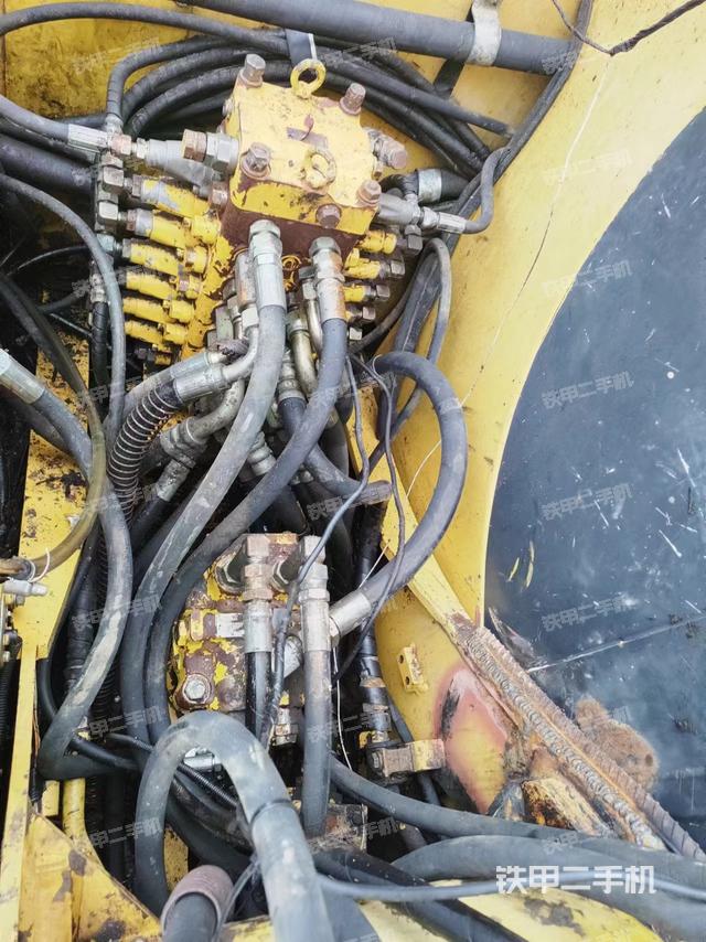 液压泵舱室正面整体（整机外观）