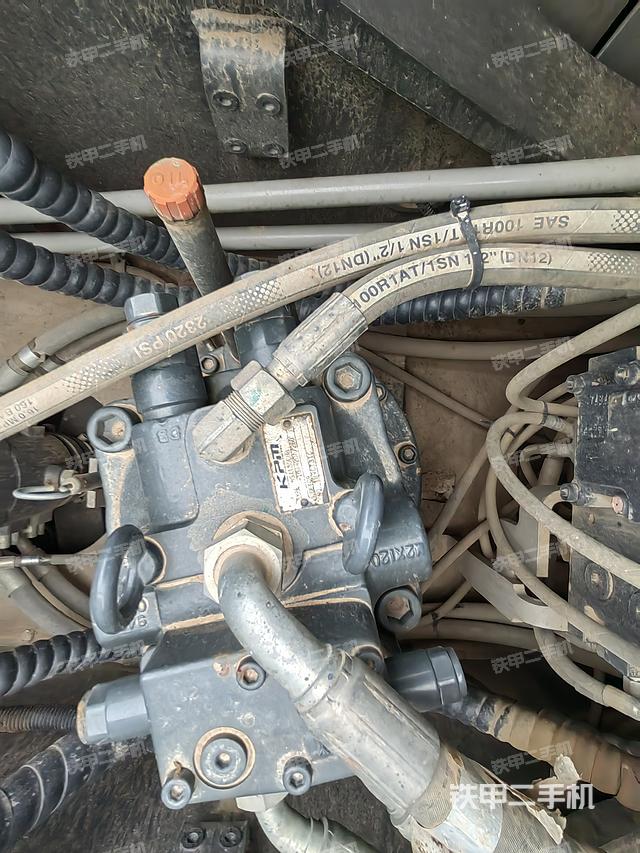 回转马达和主控阀（整机外观）