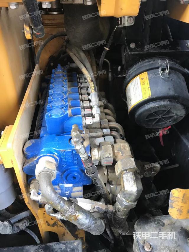 回转马达和主控阀（整机外观）