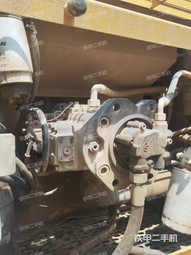 液压泵舱室正面整体（整机外观）