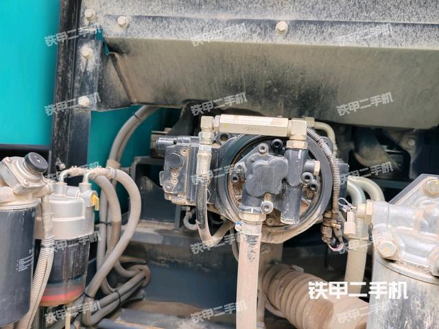 液压泵舱室正面整体（整机外观）